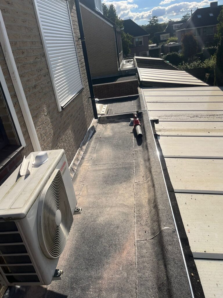Plat dak in Swifterbant overlaagd met nieuwe bitumen dakbedekking en voorzien van nieuwe aluminium daktrimmen.