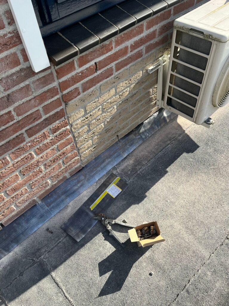 Plat dak in Swifterbant overlaagd met nieuwe bitumen dakbedekking en voorzien van nieuwe aluminium daktrimmen.