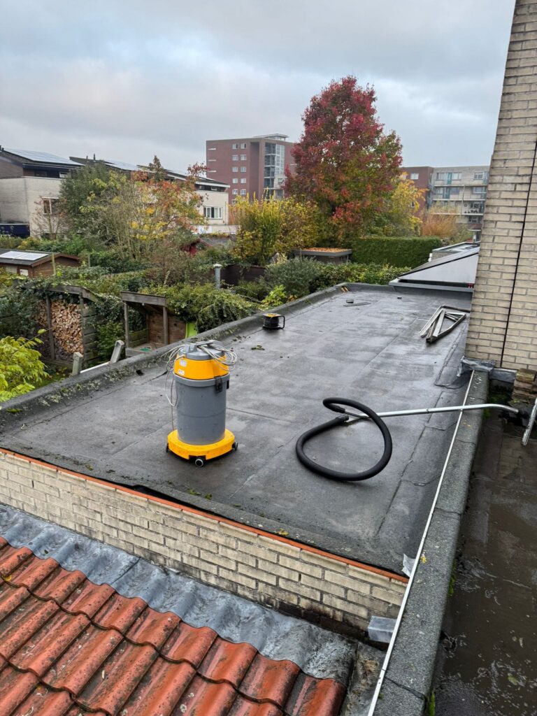 Dakisolatie met afschotisolatie en 2-laags bitumen dakbedekking tijdens een dakrenovatie in Harderwijk, afgewerkt met zinken dakranden.