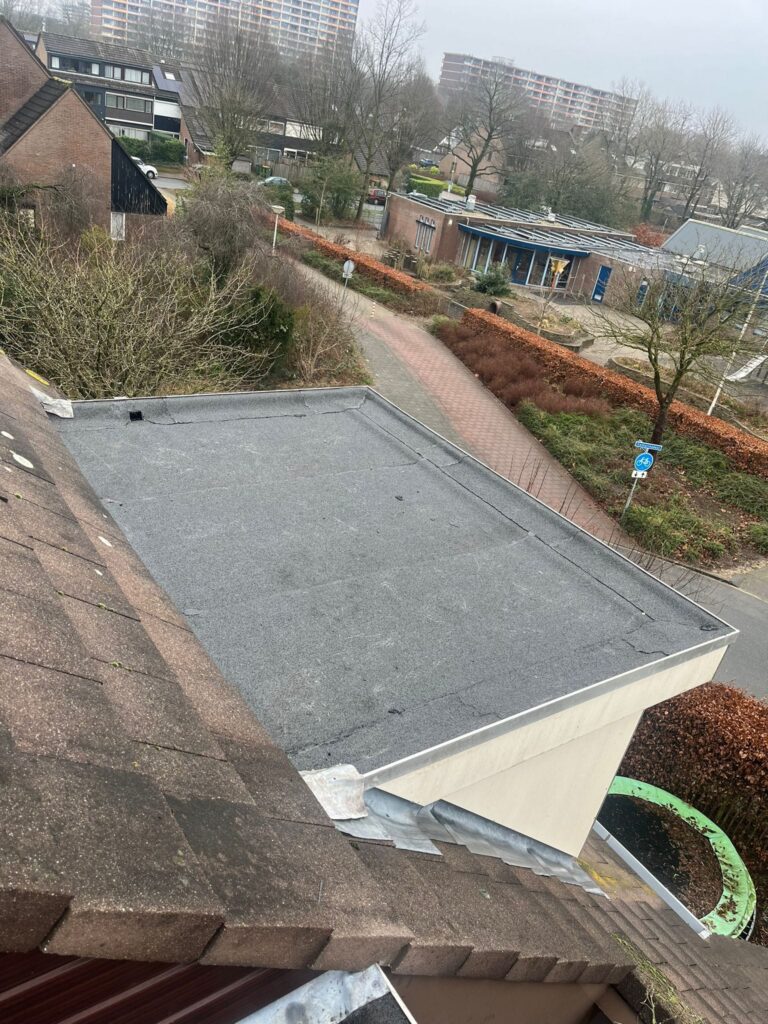 Dakkapel renovatie in Ede met nieuwe bitumen dakbedekking en strak afgewerkte dakranden.
