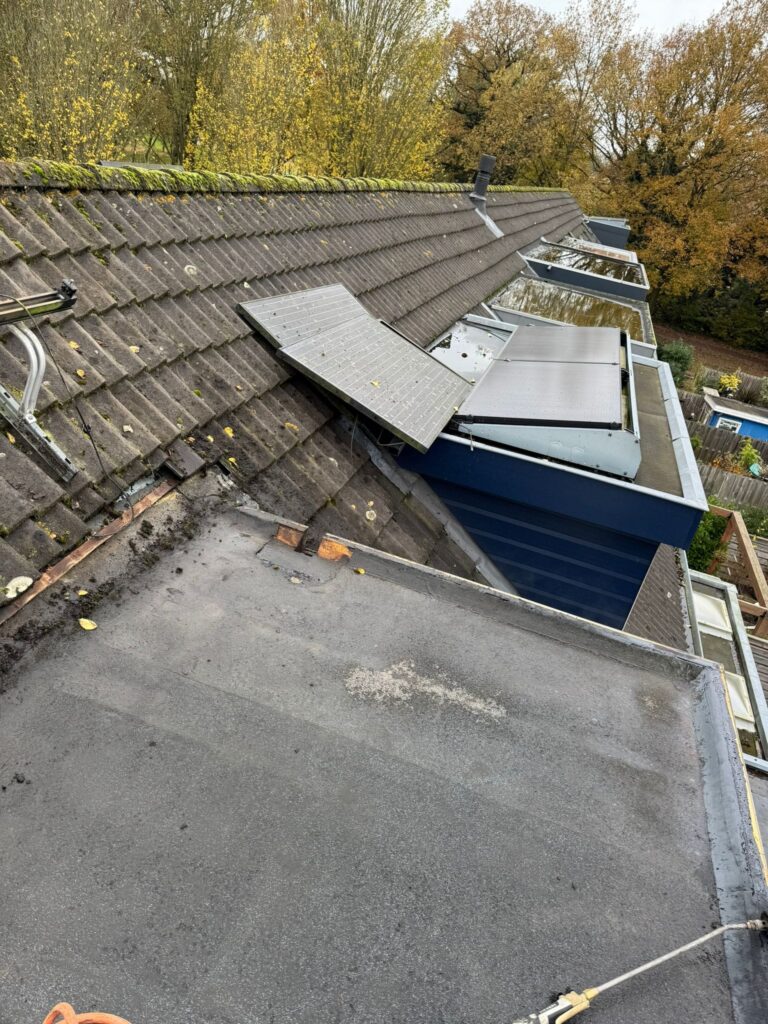 Twee dakkapellen met nieuwe bitumen dakbedekking, zinken dakranden en teruggeplaatste zonnepanelen tijdens een dakrenovatie in Amersfoort.