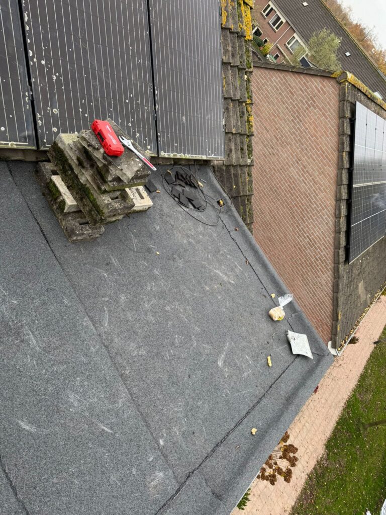 Twee dakkapellen met nieuwe bitumen dakbedekking, zinken dakranden en teruggeplaatste zonnepanelen tijdens een dakrenovatie in Amersfoort.