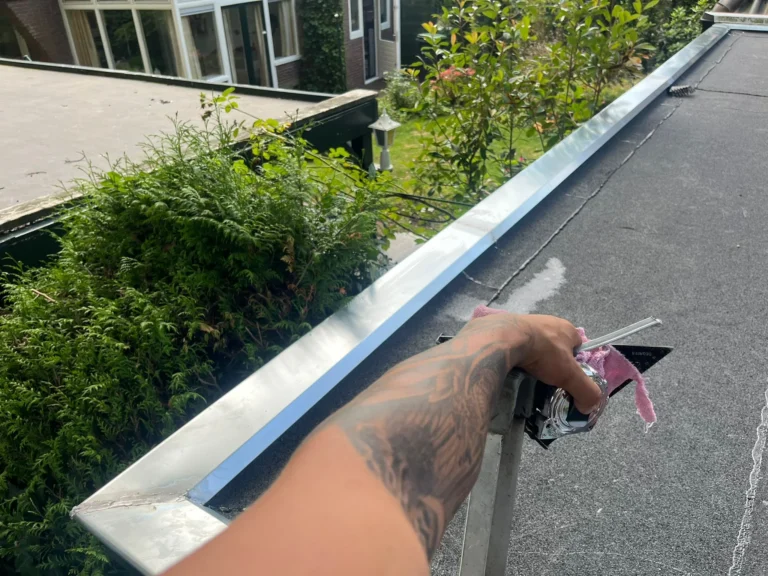 Dakoverlaging in Amersfoort met nieuwe bitumen dakbedekking en zinken deklijsten op een plat dak.
