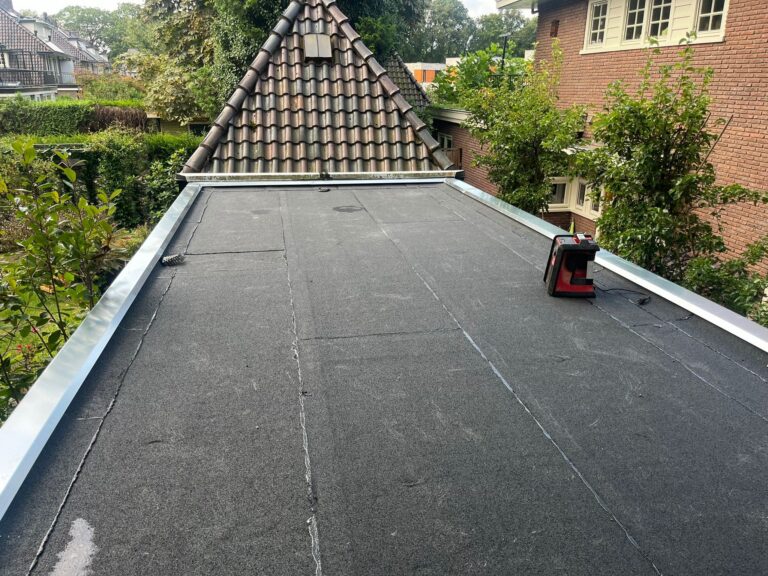 Dakoverlaging in Amersfoort met nieuwe bitumen dakbedekking en zinken deklijsten op een plat dak.