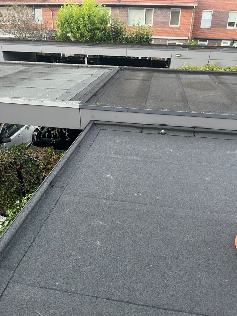 Dakrenovatie in Zeewolde met nieuwe isolatie en strak afgewerkte 2-laags bitumen dakbedekking op een plat dak.