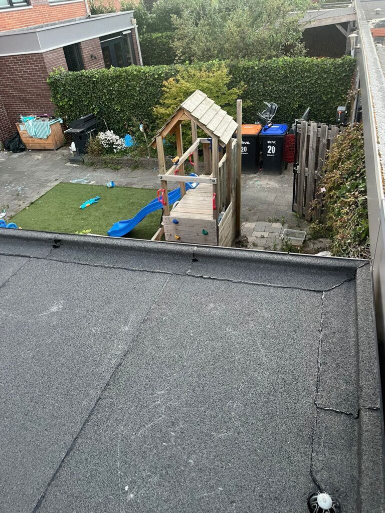 Dakrenovatie in Zeewolde met nieuwe isolatie en strak afgewerkte 2-laags bitumen dakbedekking op een plat dak.