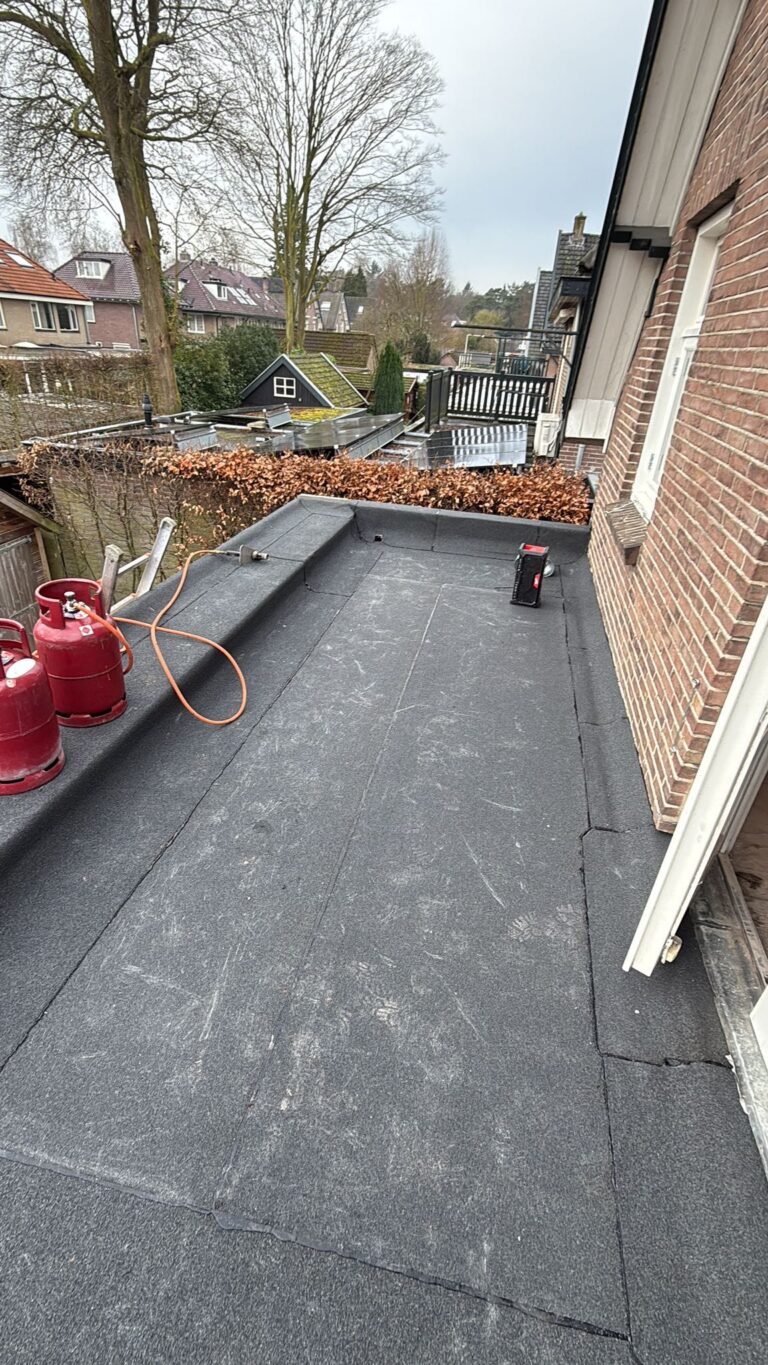 Nieuw bitumen dak geplaatst op een woning in Apeldoorn met strak afgewerkte dakranden en duurzame dakconstructie.