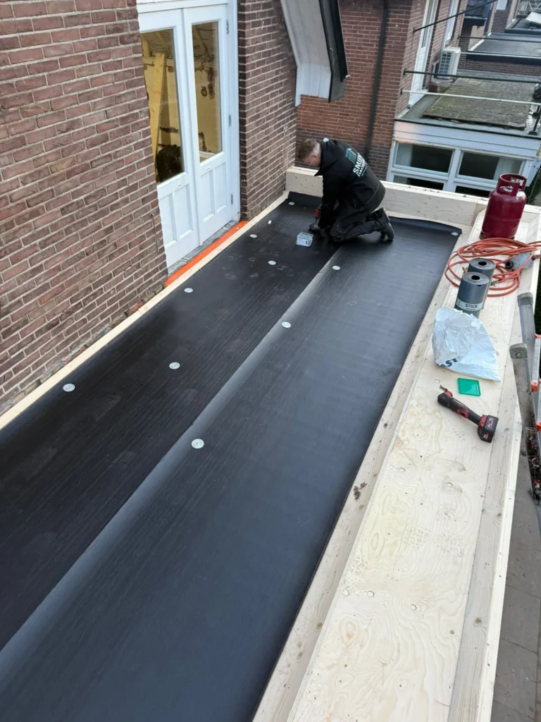 Nieuw bitumen dak geplaatst op een woning in Apeldoorn met strak afgewerkte dakranden en duurzame dakconstructie.