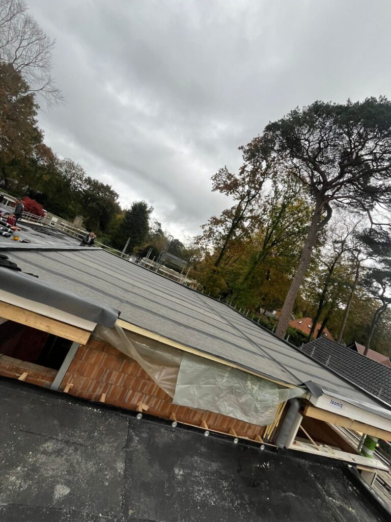 Nieuw geïsoleerd plat dak met bitumen dakbedekking tijdens een dakrenovatie in Ermelo, strak afgewerkt met duurzame waterdichte aansluitingen.