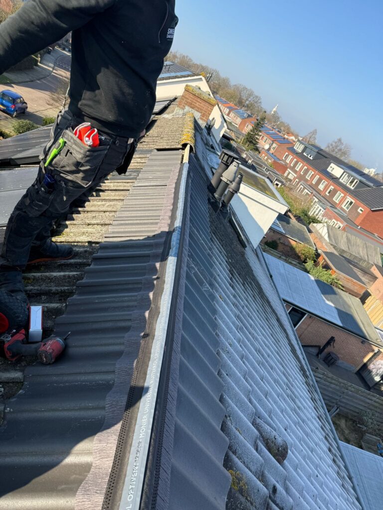 Nokrenovatie aan een pannendak in Nijkerk waarbij de oude nokconstructie is vervangen door een nieuwe geventileerde nokafwerking met duurzame materialen.